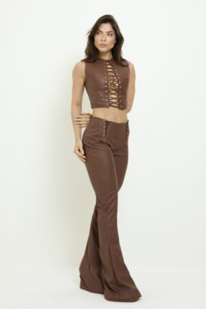 CLOSET: Moda Feminina Elegante, Exclusiva e Atemporal - Conjunto Cropped E Calça Courino Com Ilhós Mancy
