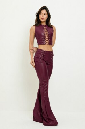 CLOSET: Moda Feminina Elegante, Exclusiva e Atemporal - Conjunto Cropped E Calça Courino Com Ilhós Mancy