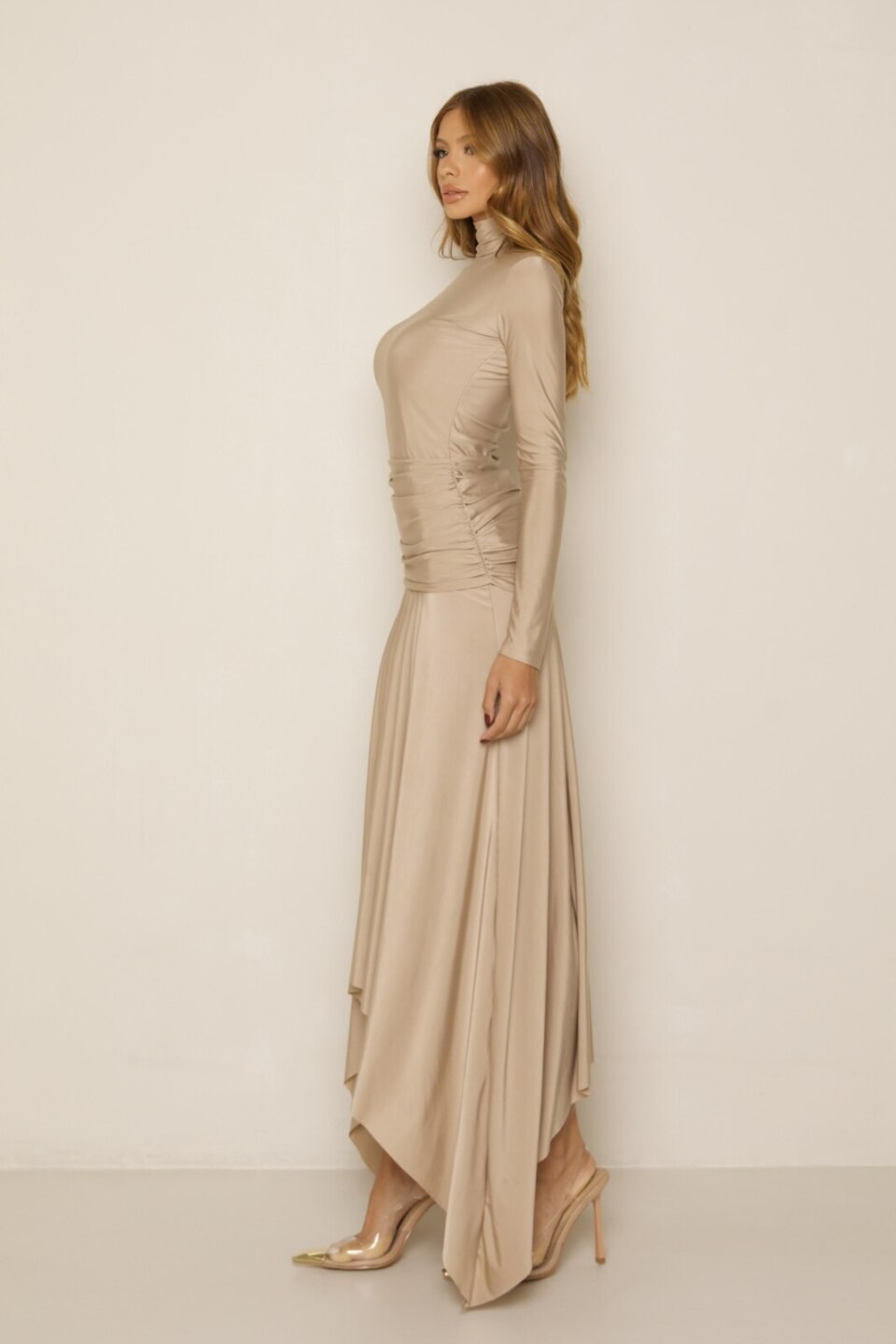 CLOSET: Moda Feminina Elegante, Exclusiva e Atemporal - Vestido Midi Franzido Com Manga Tule Olívia